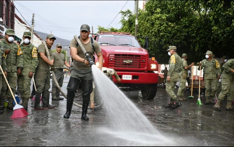 Elementos del Ejército, la Unidad Estatal de Protección Civil y Bomberos de Jalisco trabajan en las labores de limpieza en la plaza principal de San Gabriel. NOTIMEX