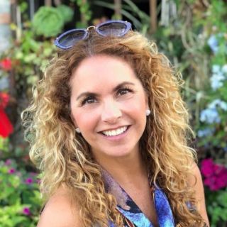 Lucero se luce en bikini en Instagram a los 49 años