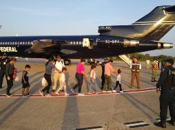 Los migrantes viajaron desde Villahermosa, Tabasco, a San Pedro Sula, Honduras a borde de avión de la Policía Federal. TWITTER / @INAMI_mx