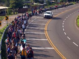 Migrantes caminan por la carretera que conduce a la ciudad de Tapachula este miércoles, tras cruzar la línea fronteriza de Guatemala. EFE/C. López