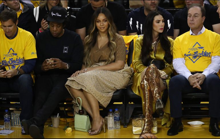 Beyoncé aprovechó el momento cuando Nicole se descuidó para “acomodarse en el asiento” empujando hacia el lado de la mujer.  AFP / E. Shaw