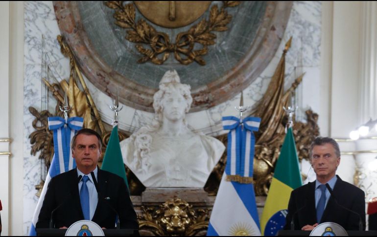 El presidente de Brasil, Jair Bolsonaro (i); y su homólogo de Argentina, Mauricio Macri (d), ofrecen una rueda de prensa este jueves en la Casa Rosada, sede del Gobierno en Buenos Aires. EFE/J. Roncoroni