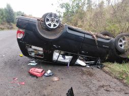 El mando policial intentó evadir el ataque armado y terminó volcado sobre la carretera; él y su esposa resultaron con lesiones. TWITTER/@vozmichoacan