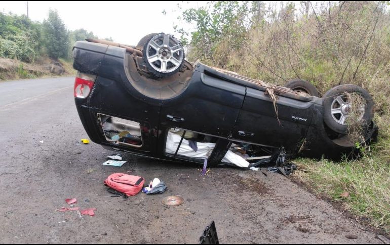 El mando policial intentó evadir el ataque armado y terminó volcado sobre la carretera; él y su esposa resultaron con lesiones. TWITTER/@vozmichoacan