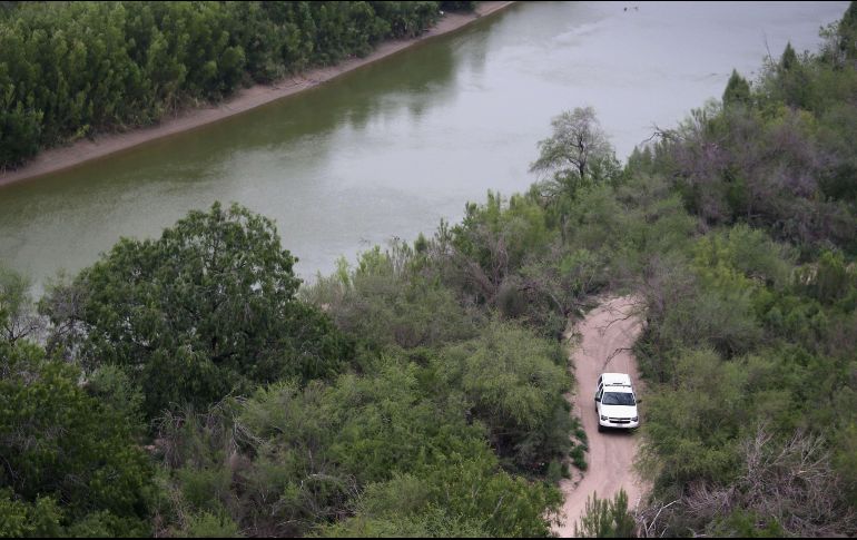 El menor logró ser sacado de las aguas por los agentes, quienes le brindaron los primeros auxilios. AFP/ARCHIVO