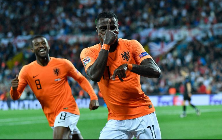 Quincy Promes (D) celebra tras anotar el tercer gol de la Naranja Mecánica. AP/M. MEISSNER
