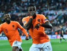 Quincy Promes (D) celebra tras anotar el tercer gol de la Naranja Mecánica. AP/M. MEISSNER