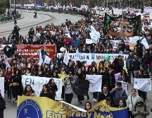 La manifestación avanzó de forma pacífica pero al final del recorrido, grupos de encapuchados se enfrentaron con la policía. EFE/A. Valdés