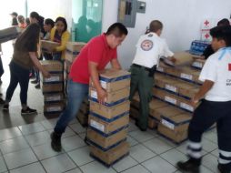 Electrolit entregó los sueros donados a los equipos de Cruz Roja que serán los encargados de distribuir entre la población afectada. ESPECIAL