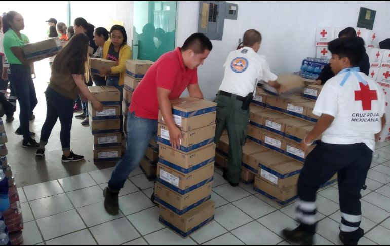 Electrolit entregó los sueros donados a los equipos de Cruz Roja que serán los encargados de distribuir entre la población afectada. ESPECIAL