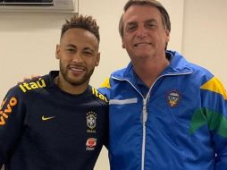 El presidente de Brasil mostró su apoyo al futbolista visitándolo al hospital cuando el deportista sufrió una lesión en el tobillo derecho. TWITTER / @InfobaeAmerica