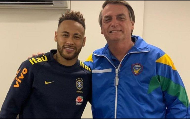 El presidente de Brasil mostró su apoyo al futbolista visitándolo al hospital cuando el deportista sufrió una lesión en el tobillo derecho. TWITTER / @InfobaeAmerica