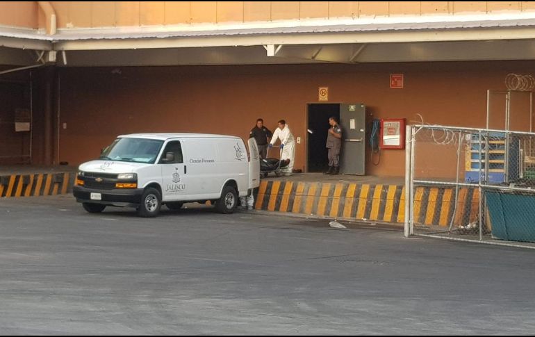 Transcurridas más de tres horas el cuerpo fue sacado del establecimiento por la puerta de atrás. EL INFORMADOR / R. Bobadilla