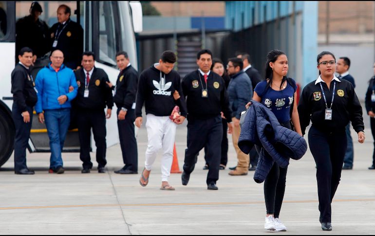 Ciudadanos venezolanos en el aeropuerto de Callao, antes de ser deportados. AFP/Ministerio del Interior del Perú.