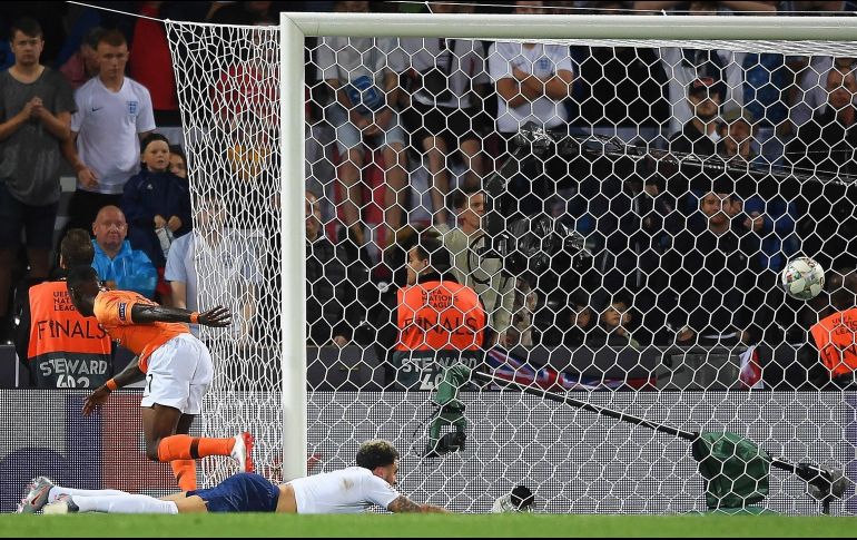 Quincy Promes corre a festejar tras hacer el tercer gol de los holandeses, que dejaron tendidos en el césped a los británicos. EFE/H. Delgado