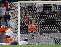 Quincy Promes corre a festejar tras hacer el tercer gol de los holandeses, que dejaron tendidos en el césped a los británicos. EFE/H. Delgado