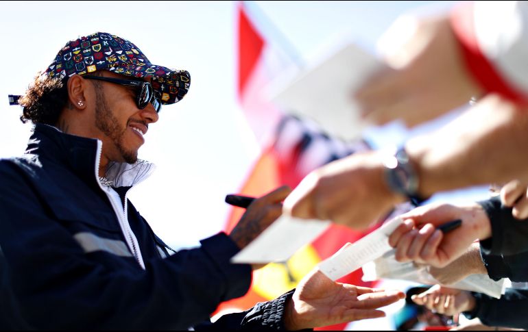 El británico Lewis Hamilton firma autógrafos a los aficionados que acudieron al Circuito Gilles-Villeneuve. AFP/M. Thompson