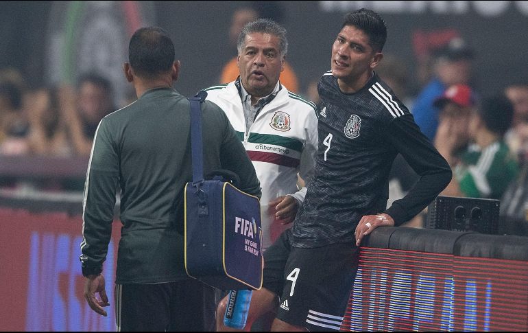 Édson Álvarez salió del partido amistoso ante Venezuela al minuto 30 por molestias en la rodilla. IMAGO7/E. Espinoza