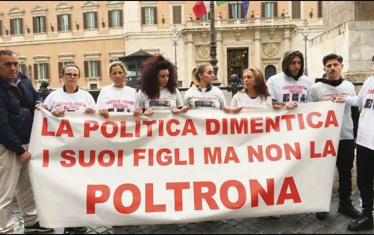 “La política olvida a sus hijos”, la frase que se destacaba en las manifestaciones desde Italia. ESPECIAL