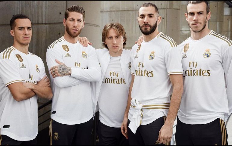 Según señalan, se han ''inspirado en la corona de oro que ha adornado el escudo del club durante más de 100 años'' para diseñar la camiseta de la marca deportiva Adidas. TWITTER / @realmadrid