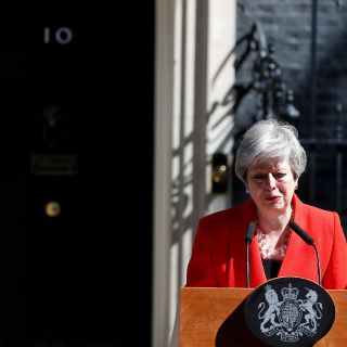 Theresa May firma carta de dimisión