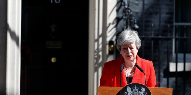 Theresa May firma carta de dimisi&oacute;n