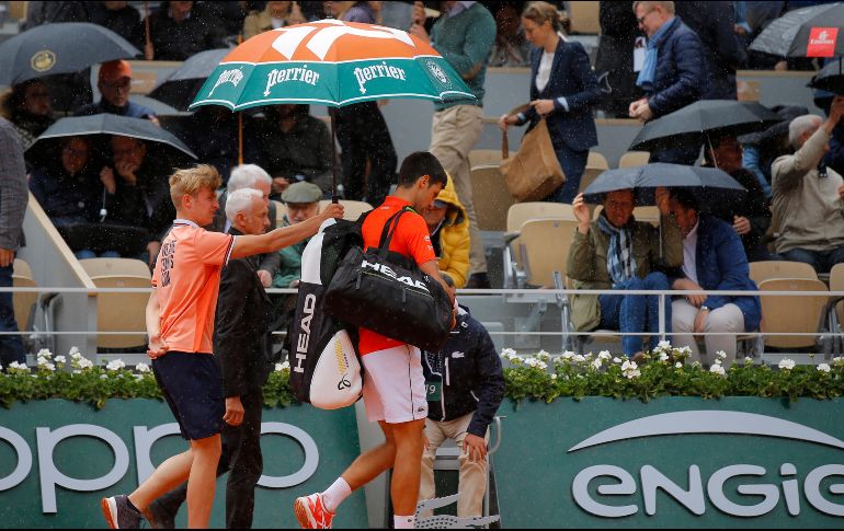 El partido entre el serbio y el austriaco quedó interrumpido debido a la precipitación que caía sobre París. AP / M. Euler