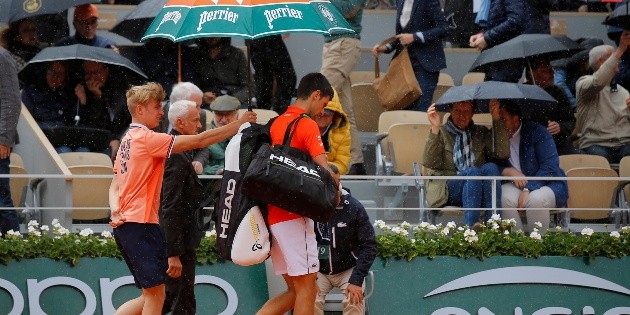 Aplazan al s&aacute;bado la semifinal Djokovic-Thiem por lluvia