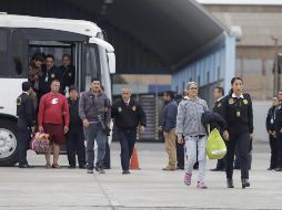 Un grupo de ciudadanos venezolanos son conducidos a un avión militar para ser deportados a su país este jueves, en la base de la Fuerza Aérea del Perú. EFE/A. Valle-Presidencia de Perú