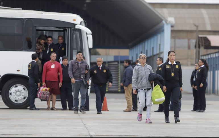 Un grupo de ciudadanos venezolanos son conducidos a un avión militar para ser deportados a su país este jueves, en la base de la Fuerza Aérea del Perú. EFE/A. Valle-Presidencia de Perú