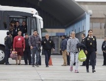 Un grupo de ciudadanos venezolanos son conducidos a un avión militar para ser deportados a su país este jueves, en la base de la Fuerza Aérea del Perú. EFE/A. Valle-Presidencia de Perú