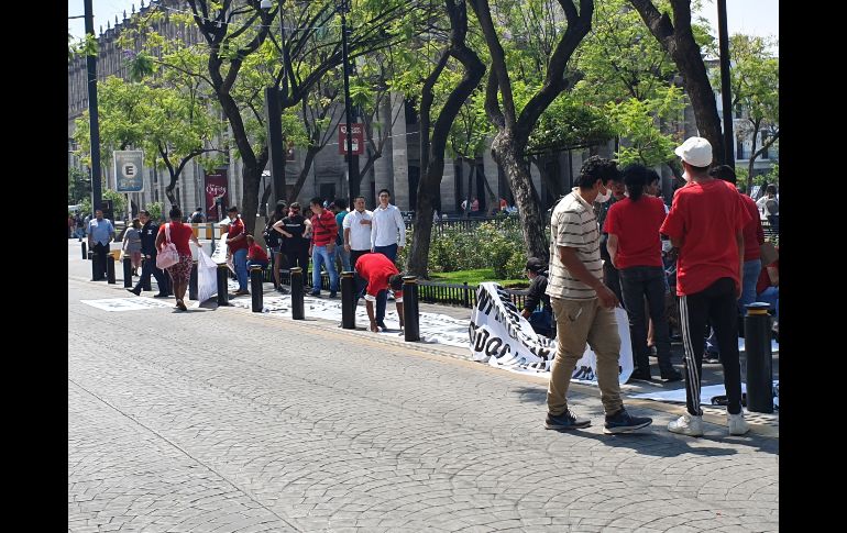 Los asistentes, quienes se refirieron como familiares de presos, caminaron desde el Parque Rojo, de donde salieron a las diez de la mañana. EL INFORMADOR/ Y. Mora
