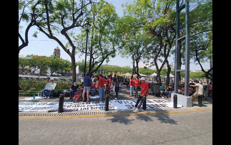 Los asistentes, quienes se refirieron como familiares de presos, caminaron desde el Parque Rojo, de donde salieron a las diez de la mañana. EL INFORMADOR/ Y. Mora