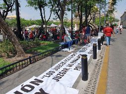 Los asistentes, quienes se refirieron como familiares de presos, caminan desde el Parque Rojo, de donde salieron a las diez de la mañana. EL INFORMADOR/ Y. Mora