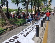 Los asistentes, quienes se refirieron como familiares de presos, caminan desde el Parque Rojo, de donde salieron a las diez de la mañana. EL INFORMADOR/ Y. Mora