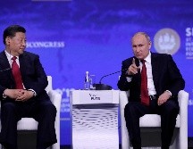 El presidente ruso, Vladímir Putin (d), y su homólogo chino Xi Jinping, participan en el Foro Económico Internacional de San Petersburgo. EFE/Y. Kochetkov