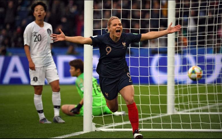 Eugénie Le Sommer celebra tras abrir el marcador para las francesas. AFP/F. X. MARIT