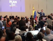 Juan Guaidó firmó en fecha reciente un decreto que amplía la vigencia de los pasaportes venezolanos. AFP/CORTESÍA
