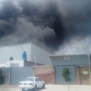 Sofocan incendio en fábrica de hule espuma en Tlajomulco
