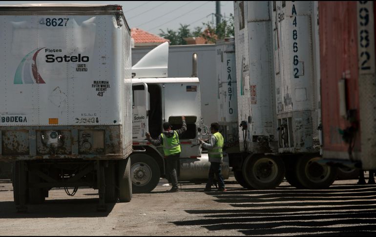 Los gerentes de suministros trabajan tan rápido como pueden para mandar la mercancía antes del lunes. AP/C. Torres