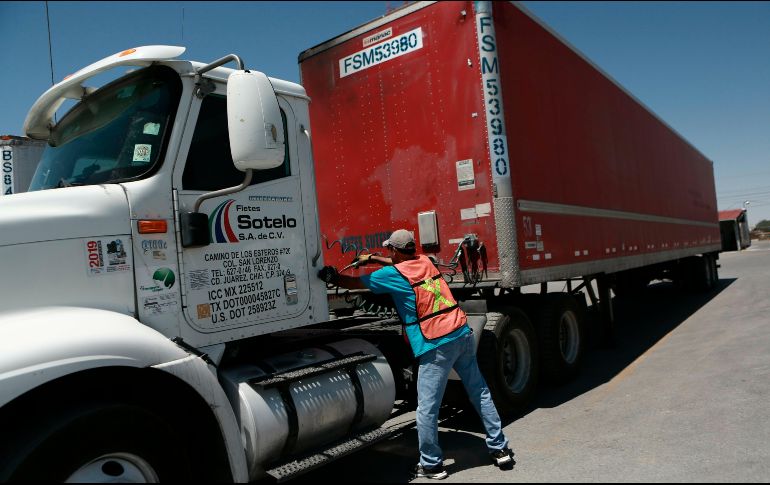 Los gerentes de suministros trabajan tan rápido como pueden para mandar la mercancía antes del lunes. AP/C. Torres