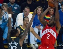 Kawhi Leonard (#2) volvió a ser la figura de los Raptors, que están cerca de dejar fuera a los actuales campeones. AFP