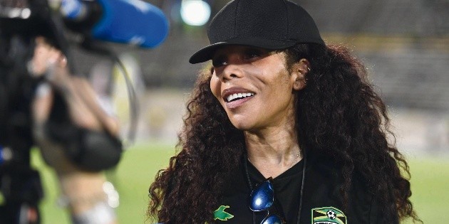Cedella Marley apoya el futbol en recuerdo de su padre