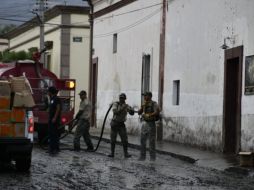 Alrededor de unas 850 personas de los tres órdenes de gobierno realizaron tareas para que en pocos días se pudiera retirar el lodo y limpiar las calles. ESPECIAL/ Protección Civil Jalisco