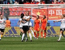 Pese a su asfixiante presión, calidad técnica y una innegable superioridad física, las jugadoras de Martina Voss-Tecklenburg se estrellaron contra la valiente defensa china. EFE / E. Lemaistre