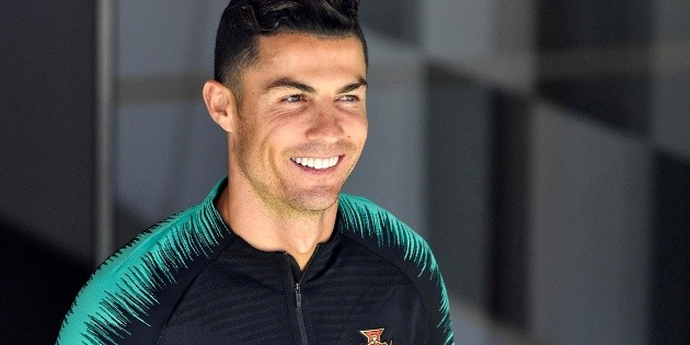 Cristiano detiene autob&uacute;s de Portugal para abrazar a un ni&ntilde;o