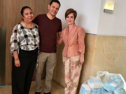 La presidenta del DIF (der) felicita a la familia y les entrega una dotación de aproximadamente 500 pañales. TWITTER / @Yolanda_dOrozco