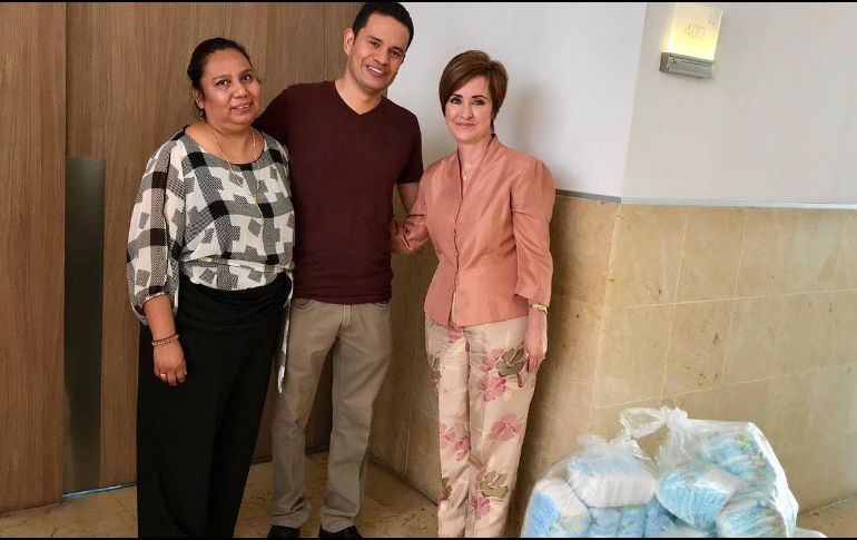 La presidenta del DIF (der) felicita a la familia y les entrega una dotación de aproximadamente 500 pañales. TWITTER / @Yolanda_dOrozco