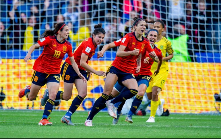 Durante muchos minutos tensas y sin ideas, España reaccionó en la segunda parte. Jennifer acertó dos veces de penal ('69 y '82) y Lucía García puso la puntilla ('89). EFE / P. Powell