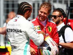 Vettel (D) gana su primera posición de privilegio de este año. AFP/D. ISTITENE